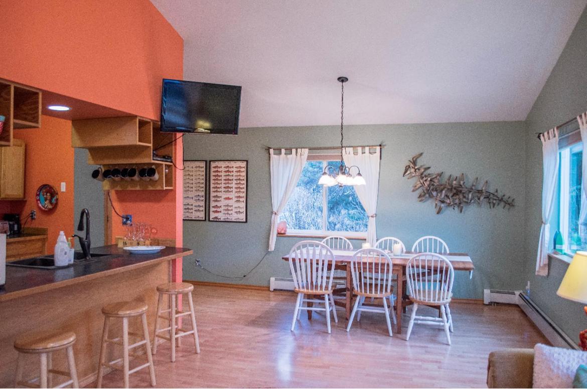 Pioneer Inn Downtown Homer Bagian luar foto